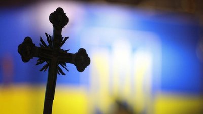 На Закарпатті священник УПЦ МП з вантажівки освячував вулиці від коронавірусу