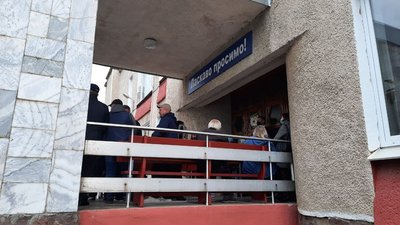 "Черга на вулицю". Як проходить імунізація у франківському центрі вакцинації "Черга на вулицю". Як проходить імунізація у франківському центрі вакцинації