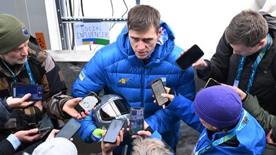 Владислав Гераскевич із "шоломом пам'яті" в руках