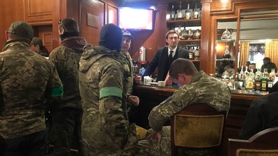 Близько сотні людей у камуфляжі прийшли до готелю Premier Palace в Києві. Що відомо Близько сотні людей у камуфляжі прийшли до готелю Premier Palace в Києві. Що відомо
