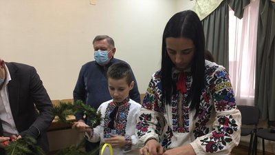 У Львові рідні Героїв Небесної Сотні прикрасили різдвяними віночками Меморіал У Львові рідні Героїв Небесної Сотні прикрасили різдвяними віночками Меморіал