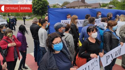 "Нас треба почути". Волинська громада перекрила дорогу, бо проти об’єднання з Луцьком "Нас треба почути". Волинська громада перекрила дорогу, бо проти об’єднання з Луцьком