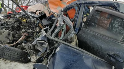 У зіткненні легковика та вантажівки на Рівненщині загинула водійка. Дитина в лікарні У зіткненні легковика та вантажівки на Рівненщині загинула водійка. Дитина в лікарні