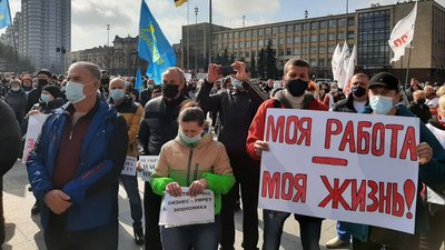 У Миколаєві підприємці вийшли на мітинг проти карантинних обмежень У Миколаєві підприємці вийшли на мітинг проти карантинних обмежень
