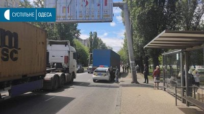 У спальному районі Одеси вантажівка збила чоловіка, його госпіталізували