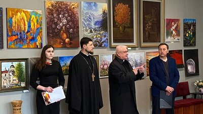 "Творити всупереч війні". У Коломийській бібліотеці експонують картини, які художники продають, щоб допомогти ЗСУ "Творити всупереч війні". У Коломийській бібліотеці експонують картини, які художники продають, щоб допомогти ЗСУ