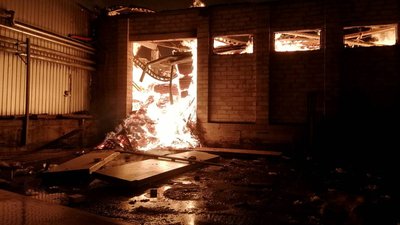 На Житомирщині триває ліквідація пожежі на одному з деревообробних підприємств На Житомирщині триває ліквідація пожежі на одному з деревообробних підприємств