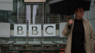 У премʼєра Британії не вважають BBC "упередженими" після звільнення директора через Трампа