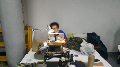 "Це ювелірна робота": у Полтаві волонтери створюють маскувальні костюми для військових "Це ювелірна робота": у Полтаві волонтери створюють маскувальні костюми для військових