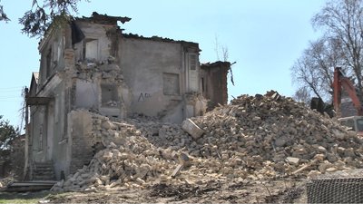 У Луцьку зносять історичну садибу. Власник хоче збудувати приватний будинок У Луцьку зносять історичну садибу. Власник хоче збудувати приватний будинок