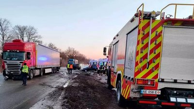 На Дніпропетровщині зіткнулися шість автомобілів: травмовані шестеро людей На Дніпропетровщині зіткнулися шість автомобілів: травмовані шестеро людей