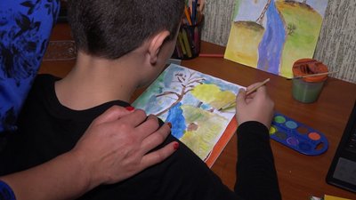 Уроки для Дані проходять у нього вдома. Уроки для Дані проходять у нього вдома.