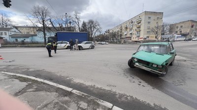 У Житомирі на перехресті не розминулися дві автівки — на водія-пенсіонера склали протокол У Житомирі на перехресті не розминулися дві автівки — на водія-пенсіонера склали протокол