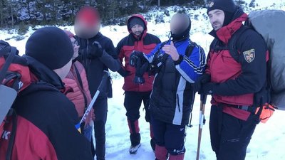 Прикарпатські рятувальники розшукали у горах двох заблукалих туристів