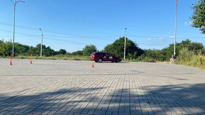 Контраварійне кермування. У Дніпрі провели перегони для водійок Контраварійне кермування. У Дніпрі провели перегони для водійок
