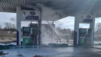 Через обстріли з боку РФ у Миколаєві сталася пожежа на заправній станції. Є загиблі