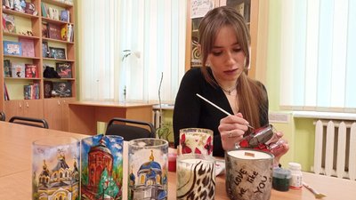 Жителька Житомира виготовляє підсвічники з використаних скляних пляшок Жителька Житомира виготовляє підсвічники з використаних скляних пляшок