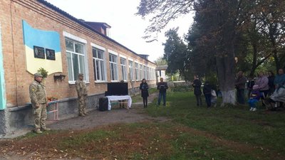 На Кіровоградщині відкрили пам'ятну дошку загиблому бійцеві На Кіровоградщині відкрили пам'ятну дошку загиблому бійцеві