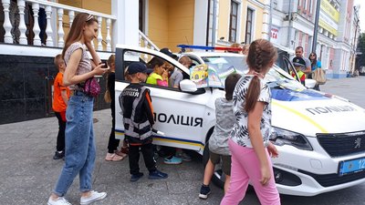 Безпечні канікули – в Житомирі поліцейські нагадали дітям про правила поведінки на дорозі та на воді Безпечні канікули – в Житомирі поліцейські нагадали дітям про правила поведінки на дорозі та на воді