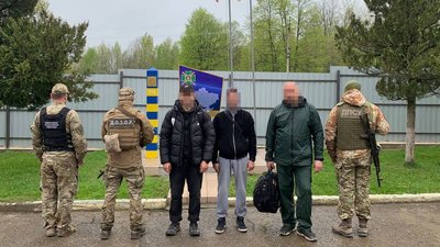 Чоловіки, яких затримали при спробі незаконно перетнути кордон на території Буковини Чоловіки, яких затримали при спробі незаконно перетнути кордон на території Буковини