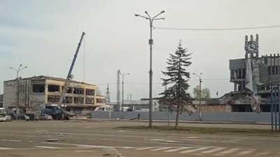 В Маріуполі окупанти демонтують залізничний вокзал та навколишні будинки