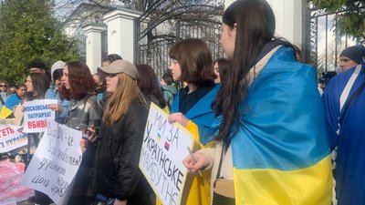 У Тернополі до храму московського патріархату принесли "закривавлені" іграшки