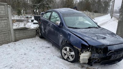 ДТП у Черкасах: автівка врізалась в огорожу кладовища