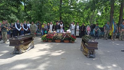 Служили і загинули разом. У Кропивницькому попрощались із подружжям, яке загинуло під обстрілами російської армії Служили і загинули разом. У Кропивницькому попрощались із подружжям, яке загинуло під обстрілами російської армії