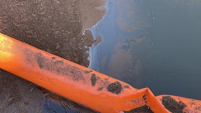 Торф на поверхні річки Немишля, Харківська область, лютий 2024 року. Торф на поверхні річки Немишля, Харківська область, лютий 2024 року.