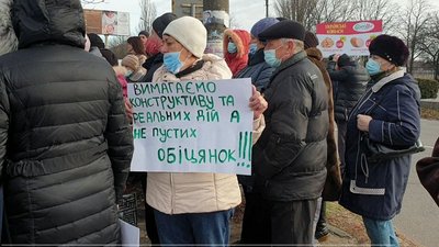 Жителі Світловодська вийшли на акцію протесту, вимагаючи вирішити питання з теплопостачанням Жителі Світловодська вийшли на акцію протесту, вимагаючи вирішити питання з теплопостачанням