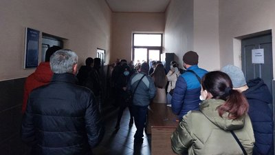 "Вакцинуюся, бо "приперло": репортаж з центрів вакцинації у Франківську