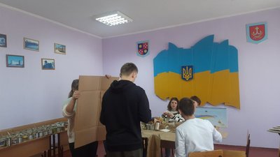 Вінницькі студенти виготовляють окопні свічки для оборонців Вінницькі студенти виготовляють окопні свічки для оборонців