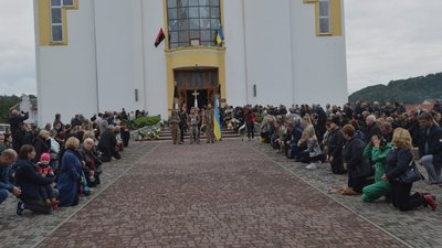 На Тернопільщині попрощалися з загиблим військовим Василем Мармусом На Тернопільщині попрощалися з загиблим військовим Василем Мармусом