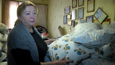 Шиють подушки, балаклави, рукавиці: літні люди у Житомирі допомагають військовим Шиють подушки, балаклави, рукавиці: літні люди у Житомирі допомагають військовим