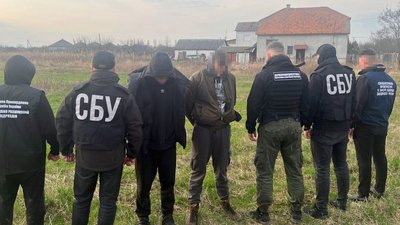 6500 доларів США з людини: на Закарпатті затримали підозрюваного у переправленні чоловіків через кордон 6500 доларів США з людини: на Закарпатті затримали підозрюваного у переправленні чоловіків через кордон
