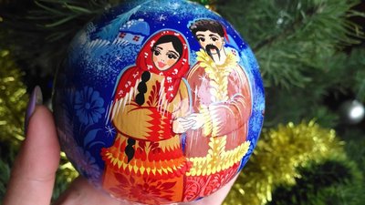 Художниця з Дніпра розмальовує новорічні прикраси петриківкою Художниця з Дніпра розмальовує новорічні прикраси петриківкою