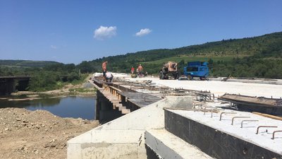 Міст у селі Крушельниця на Львівщині планують відкрити у вересні
