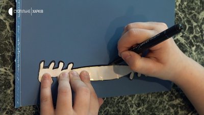Щоб маска не натирала вуха: діти у Харкові роблять пристосування для лікарів Щоб маска не натирала вуха: діти у Харкові роблять пристосування для лікарів