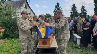 На Тернопільщині попрощалися із загиблим військовослужбовцем На Тернопільщині попрощалися із загиблим військовослужбовцем