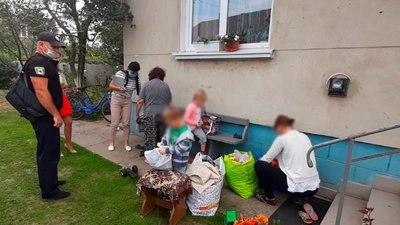 З пліснявою та без їжі. Прикарпатські правоохоронці забрали у батьків двох дітей З пліснявою та без їжі. Прикарпатські правоохоронці забрали у батьків двох дітей