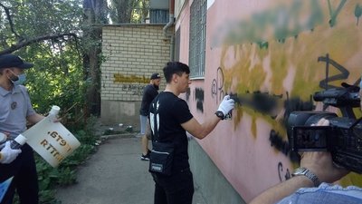 40 пляшок фарби і дві години роботи: у Херсоні волонтери зафарбовували рекламу наркотиків