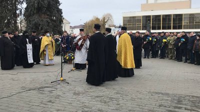Три сотні людей у Луцьку прийшли вшанували пам'ять Героїв Небесної Сотні Три сотні людей у Луцьку прийшли вшанували пам'ять Героїв Небесної Сотні