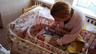 Немовлята з Калуша отримали свої перші вишиванки у пологовому будинку