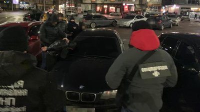 У Житомирі затримали вимагачів, які тероризували і вимагали кошти у містян У Житомирі затримали вимагачів, які тероризували і вимагали кошти у містян