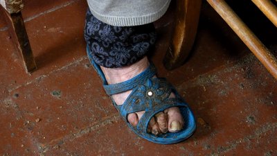 У Житомирі бездоглядну 90-річну бабусю не можуть взяти під опіку соцслужб, бо сім'я не дає дозволу У Житомирі бездоглядну 90-річну бабусю не можуть взяти під опіку соцслужб, бо сім'я не дає дозволу