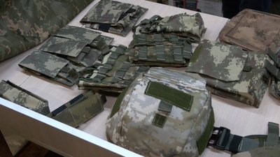 "Ми прямі постачальники ЗСУ". У Чернівцях відшивають тактичні речі для військових "Ми прямі постачальники ЗСУ". У Чернівцях відшивають тактичні речі для військових