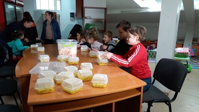 В одному із ресторанів Дніпра готують їжу для вимушених переселенців В одному із ресторанів Дніпра готують їжу для вимушених переселенців
