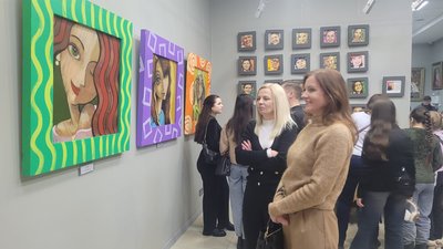 "Стиль називається "Павлюк": рівненський художник презентував виставку "Емоції vs Рефлексії" "Стиль називається "Павлюк": рівненський художник презентував виставку "Емоції vs Рефлексії"