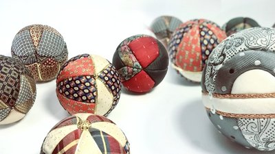Японська новорічна кулька. Мисткиня з Миколаївщини робить ялинкові прикраси в техніці кінусайга Японська новорічна кулька. Мисткиня з Миколаївщини робить ялинкові прикраси в техніці кінусайга
