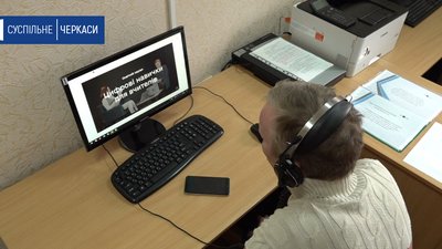 Черкасців навчають користуватися смартфоном, планшетом і комп’ютером